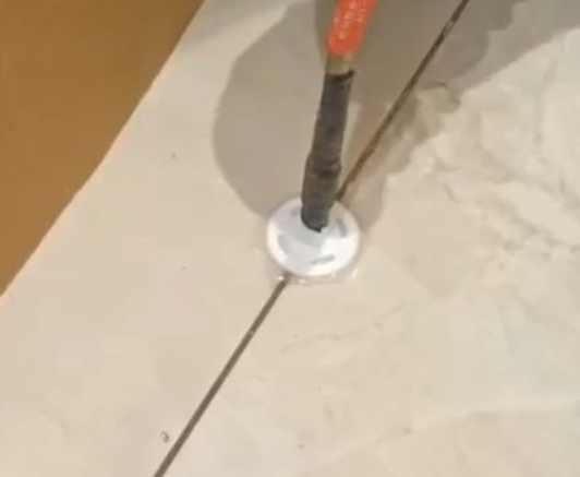 猇亭瓷砖空鼓维修公司专业解答瓷砖在铺贴过程中，如果没有涂抹均匀到位的粘结材料（如水泥砂浆或瓷砖胶），可能会导致以下问题